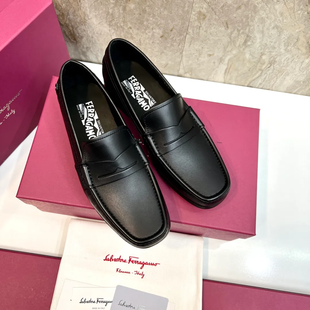 Original quality P780 Brand: Ferragamo Standard size: Men's size 39–44 (38.45 can be customized) Grade: Same style as the official website High-quality men's shoes Material: Customized first-layer calfskin with water-dyed cowhide lining Cowhide tiptoe Original non-slip and wear-resistant rubber outsole Style category: Men's formal business leather shoes are young and fashionable European and American trends British style Casual matching and comfortable feet Color: actual picture